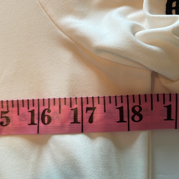 Chico’s Swirled Lace Flutter-Sleeve Top Size 4 - Picture 9 of 10